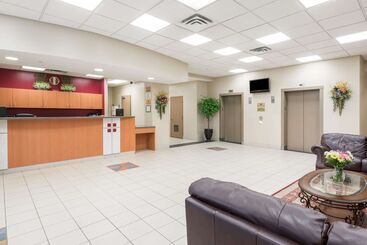 هتل Super 8 By Wyndham Mississauga