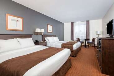 هتل Super 8 By Wyndham Quebec City