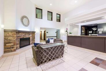 هتل Super 8 By Wyndham Quebec City