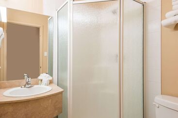 هتل Super 8 By Wyndham Sainte Agathe Des Monts