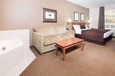 هتل Super 8 By Wyndham Sainte Agathe Des Monts