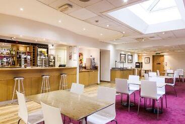 هتل Travelodge Guildford