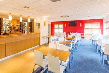 هتل Travelodge Stansted Great Dunmow