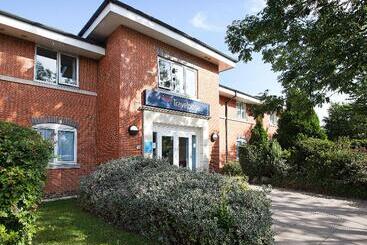 هتل Travelodge Stonehouse
