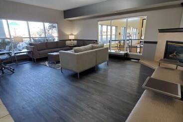 هتل Wingate By Wyndham Lethbridge