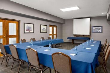 هتل Wingate By Wyndham Lethbridge