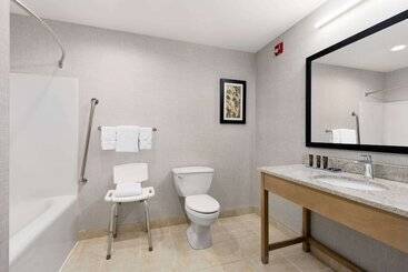 هتل Wingate By Wyndham Lethbridge