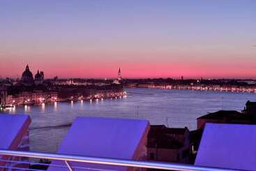 هتل Hilton Molino Stucky Venice