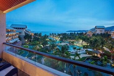 هتل Hilton Sanya Yalong Bay Resort & Spa