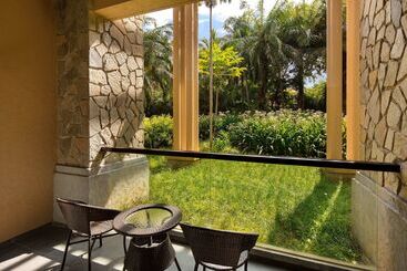 هتل Hilton Sanya Yalong Bay Resort & Spa