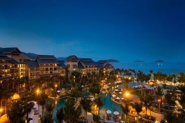 هتل Hilton Sanya Yalong Bay Resort & Spa