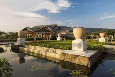 هتل Hilton Sanya Yalong Bay Resort & Spa