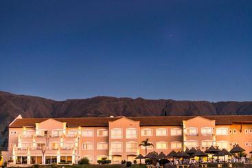 בית מלון כפרי Howard Johnson Resort Spa & Convention Center