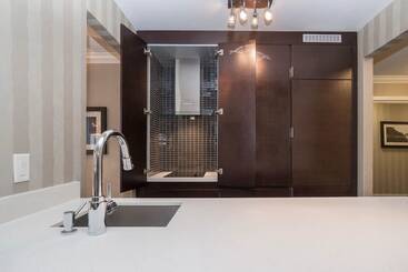 هتل La Grande Residence At The Sutton Place