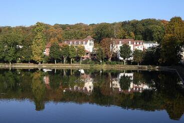 هتل Les Etangs De Corot