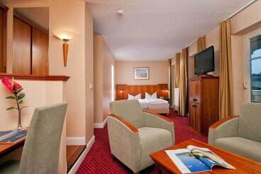 Loev   Vela Hotels