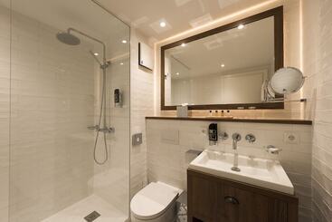 Loev Vela Hotels