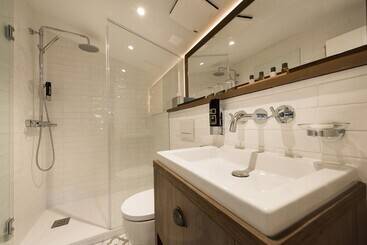 Loev   Vela Hotels