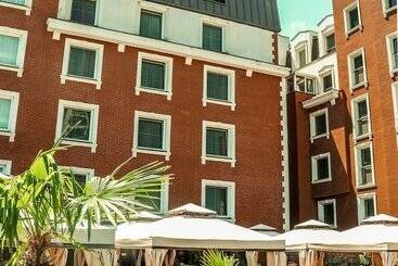 Ramada Hotel & Suites By Wyndham Bucharest North