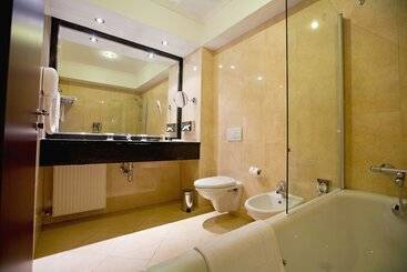 Ramada Hotel & Suites By Wyndham Bucharest North