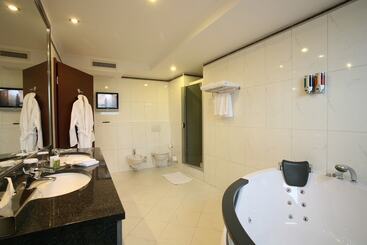 Ramada Hotel & Suites By Wyndham Bucharest North