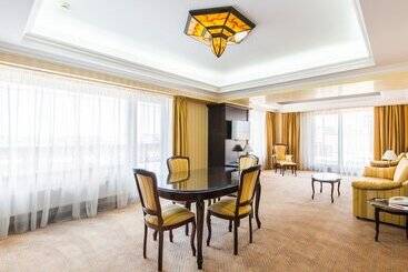 Ramada Hotel & Suites By Wyndham Bucharest North