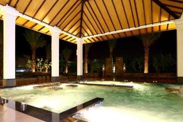 هتل Riyuegu Hotsprings Resort