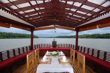 هتل The Raviz Kadavu