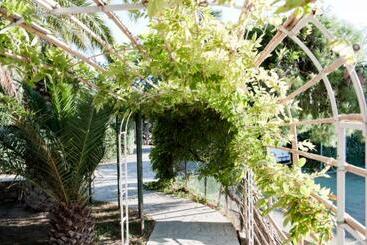 تختخواب و صبحانه Villa Aurea