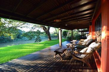 هتل Baan Nam Ping Riverside Homestay