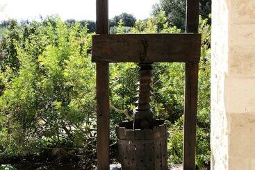 هتل Masseria Chiancone Torricella