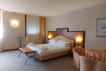 Phi Hotel Astoria