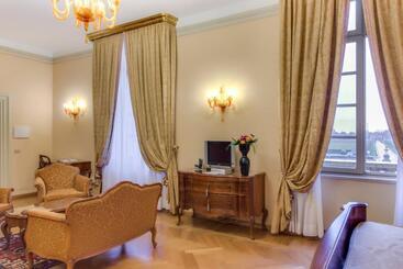 هتل Villa Fenaroli Palace