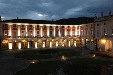 هتل Villa Fenaroli Palace