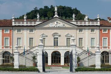 هتل Villa Fenaroli Palace