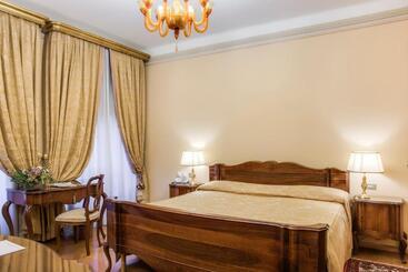 هتل Villa Fenaroli Palace