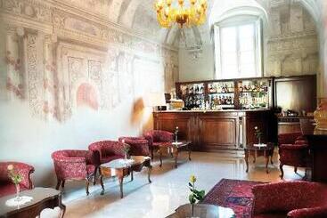 هتل Villa Fenaroli Palace