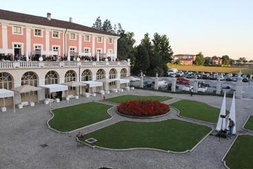 هتل Villa Fenaroli Palace