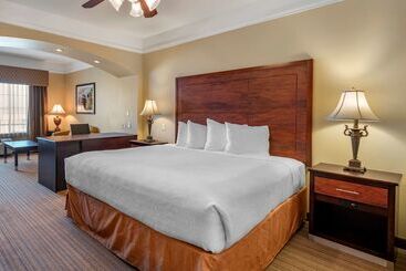هتل Best Western Plus Monica Royale Inn & Suites