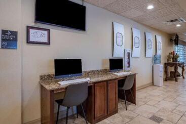 هتل Best Western Plus Monica Royale Inn & Suites