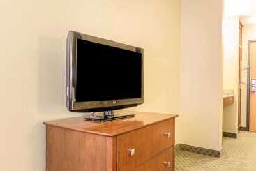 هتل Comfort Inn & Suites East Moline Near I 80