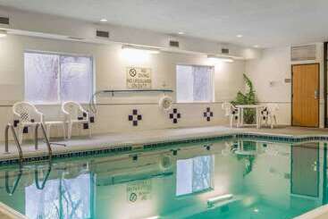 هتل Comfort Inn & Suites East Moline Near I 80