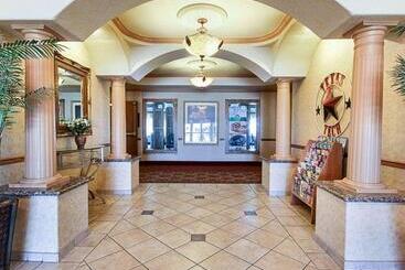هتل Comfort Inn & Suites