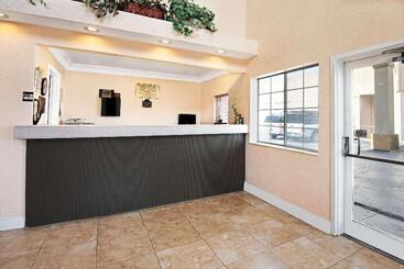 هتل Days Inn By Wyndham San Antonio Airport