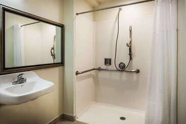 هتل Days Inn & Suites By Wyndham Antioch