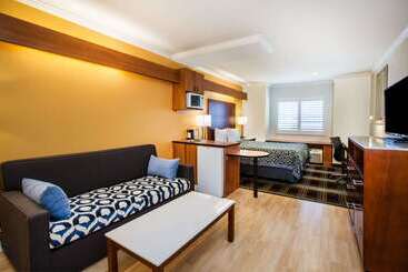 هتل Days Inn & Suites By Wyndham Antioch