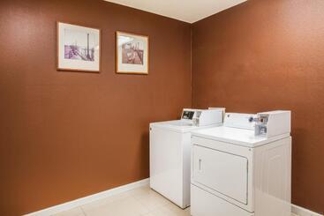 هتل Days Inn & Suites By Wyndham Antioch
