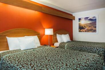 هتل Days Inn & Suites By Wyndham Antioch