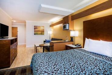 هتل Days Inn & Suites By Wyndham Antioch