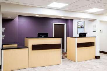 هتل La Quinta Inn By Wyndham Davenport & Conference Center